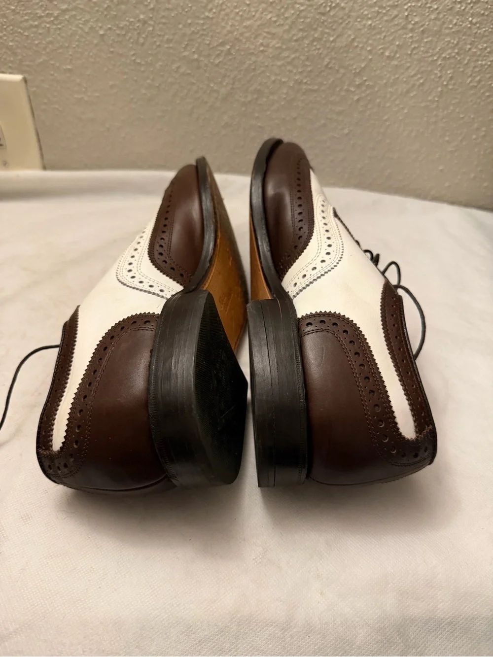 Allen Edmonds Brown and White Two-Tone Wingtip Oxfords, pre-owned,SZ9